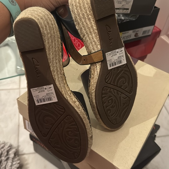 Clarks artesian collection navy blue sandals, 8.5 brand new inbox - Picture 4 of 4